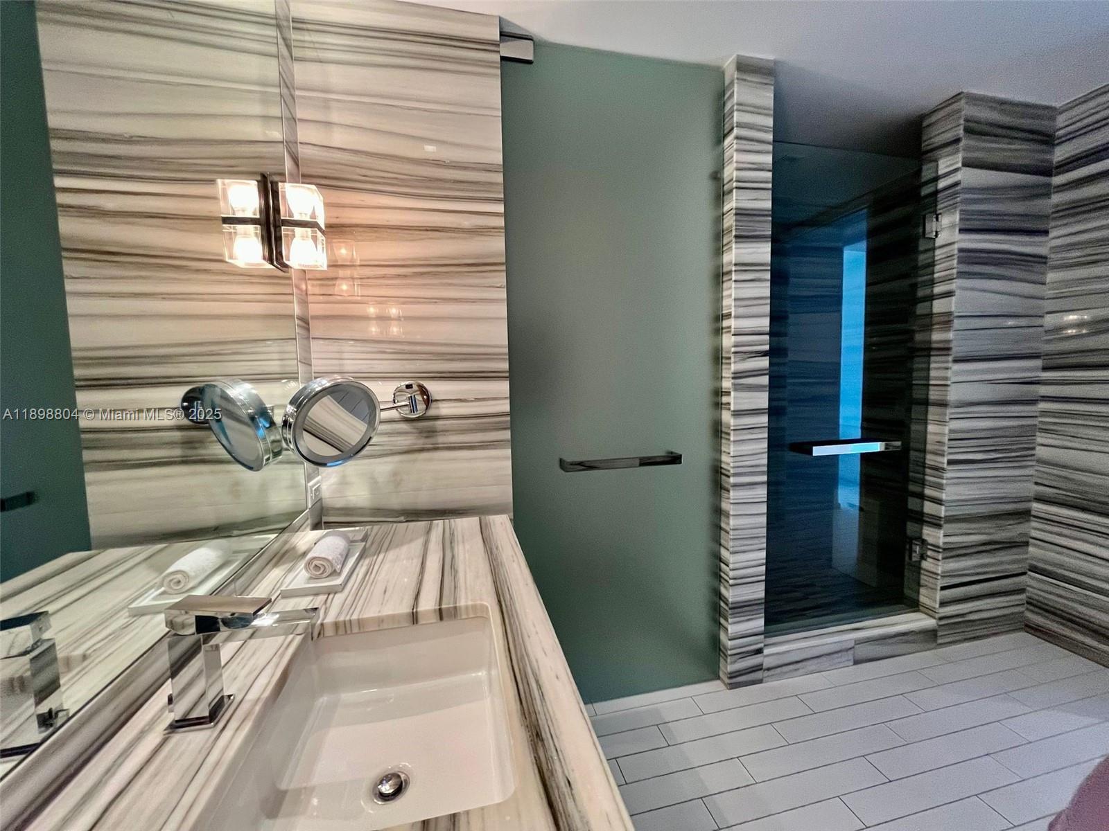 2201 Collins Ave 626 Property Photo 4