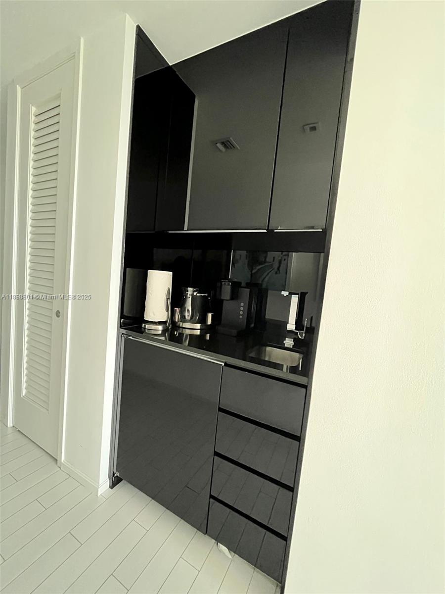 2201 Collins Ave 626 Property Photo 8