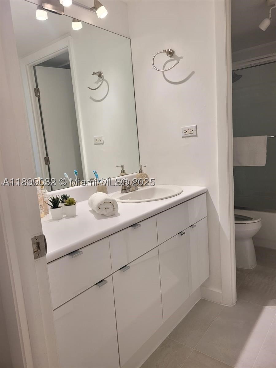 2301 Collins Ave 736 Property Photo 8