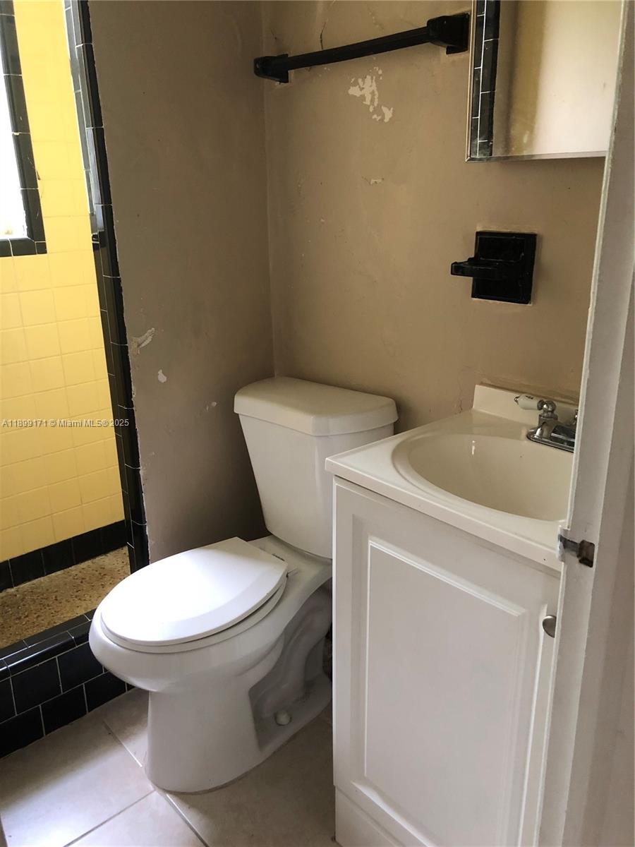 1915 Fletcher St W2 Property Photo 6