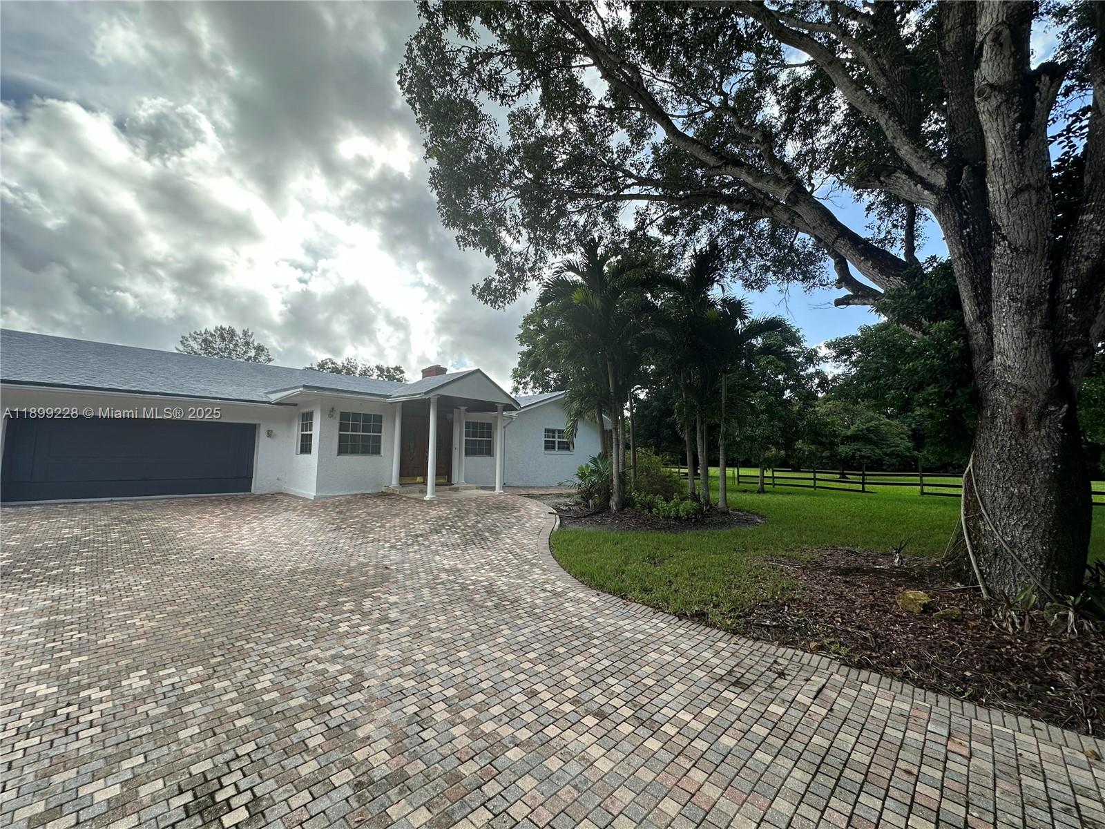 6300 Sw 181st Ln Property Photo 3