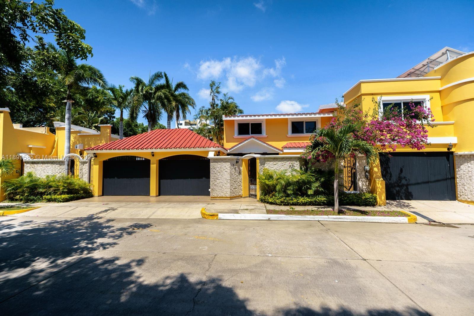 1010 La Joya