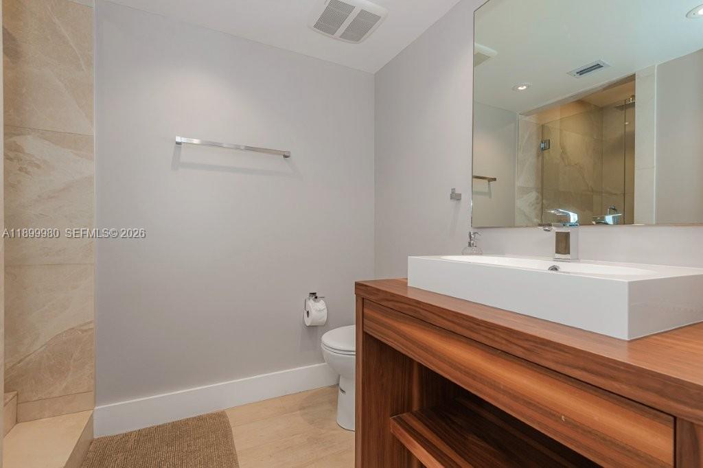 2301 Collins Ave 738 Property Photo 2