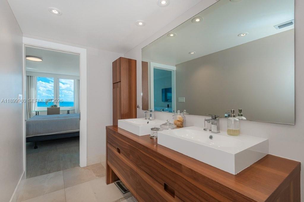 2301 Collins Ave 738 Property Photo 10