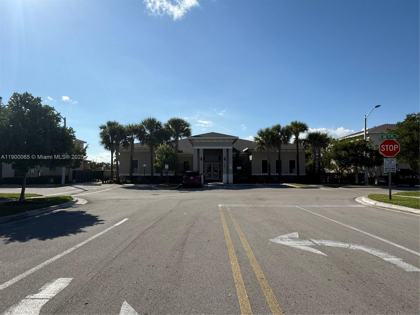 484 Ne 5th St Property Photo 2