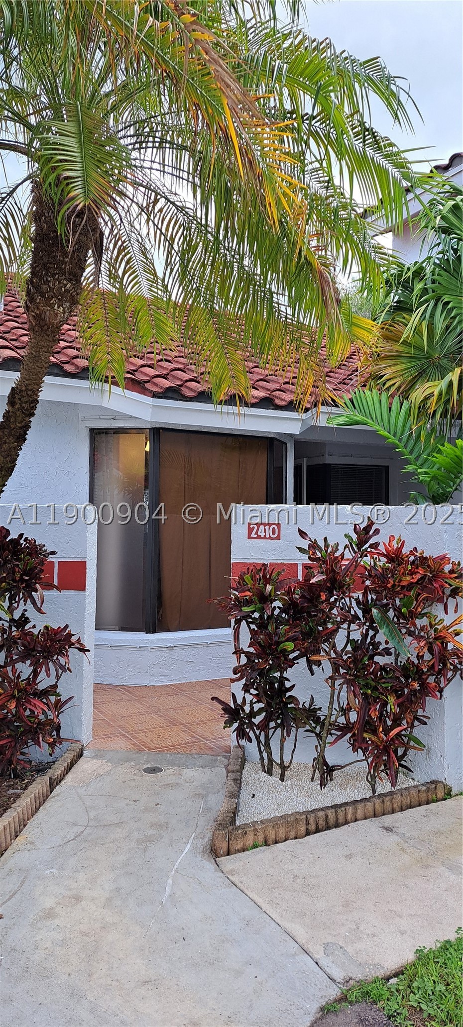 2410 San Remo Cir Property Photo 2