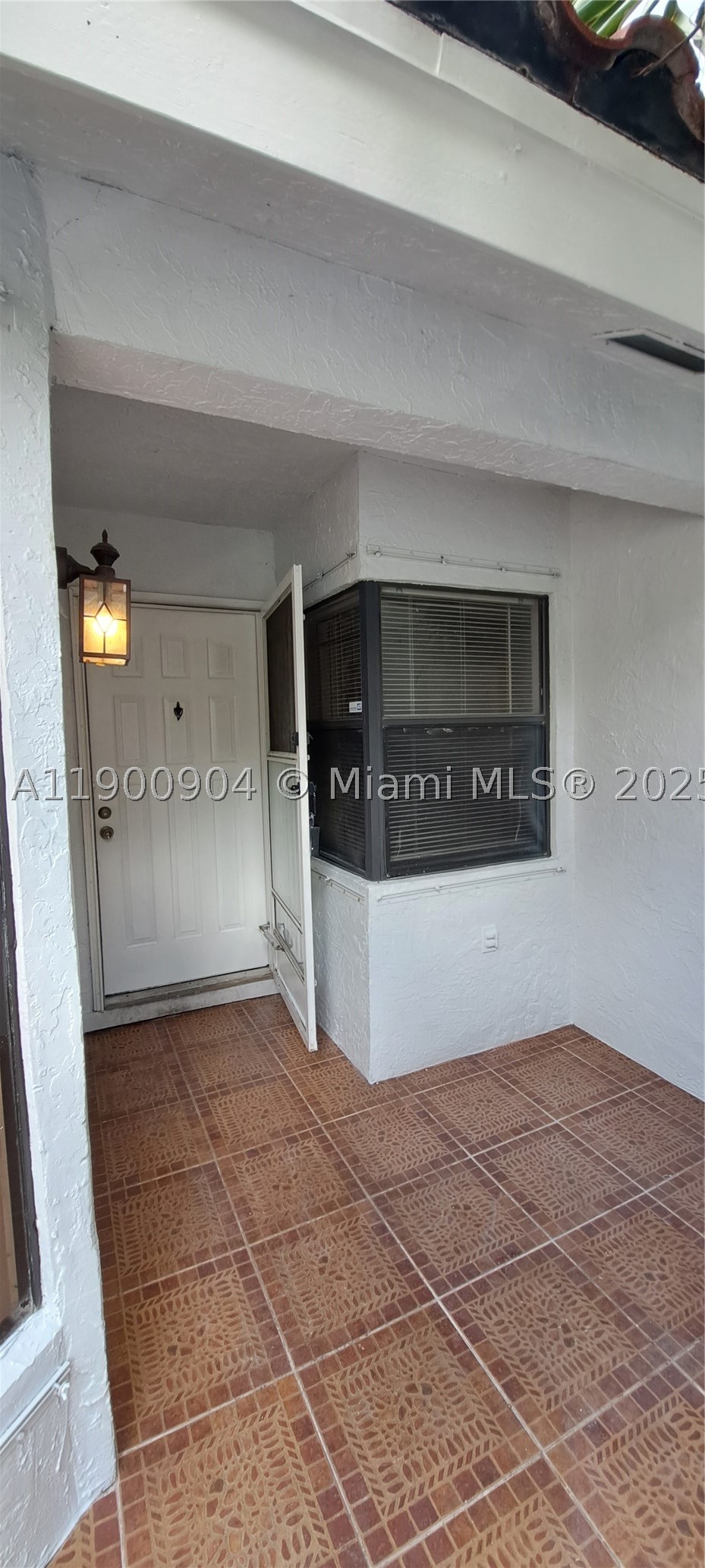 2410 San Remo Cir Property Photo 5