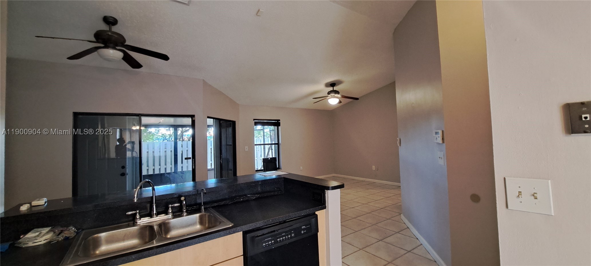 2410 San Remo Cir Property Photo 8