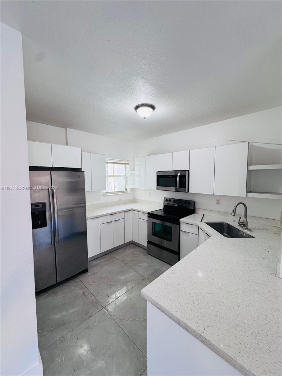 949 Sw 6th Pl Property Photo 2