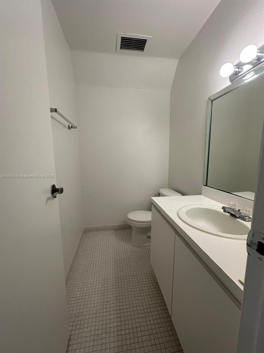 18101 Nw 68th Ave E210 Property Photo 9