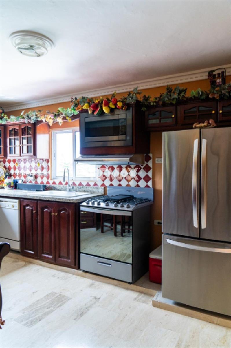 A11902634 Property Photo 3