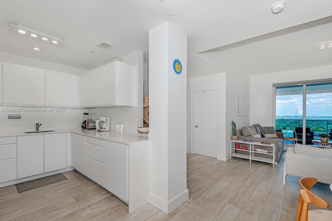 2301 Collins Ave Ph21 Property Photo 9