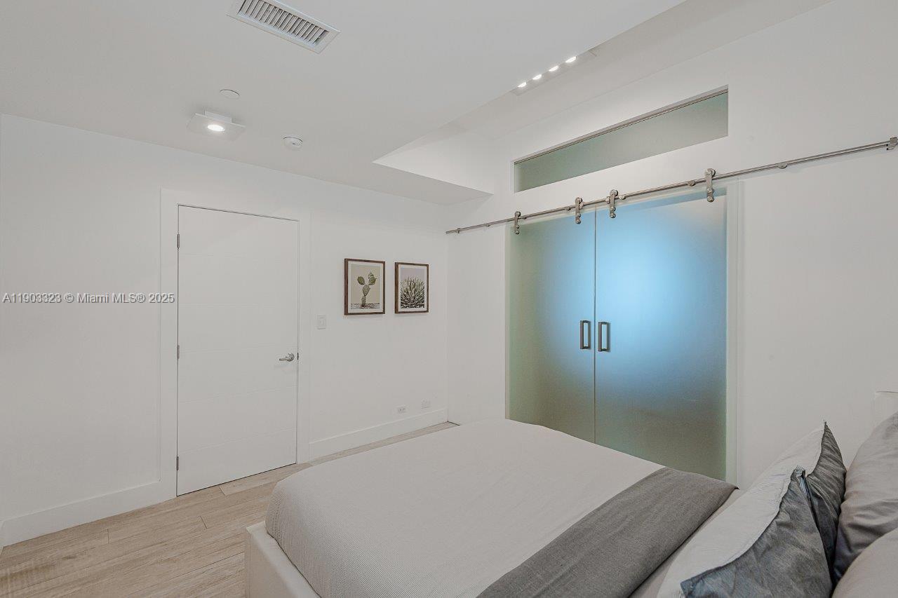 2301 Collins Ave Ph21 Property Photo 12