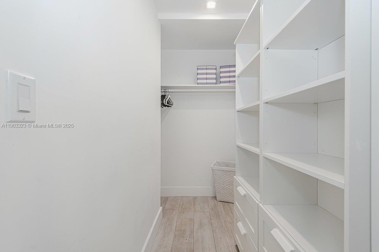 2301 Collins Ave Ph21 Property Photo 13