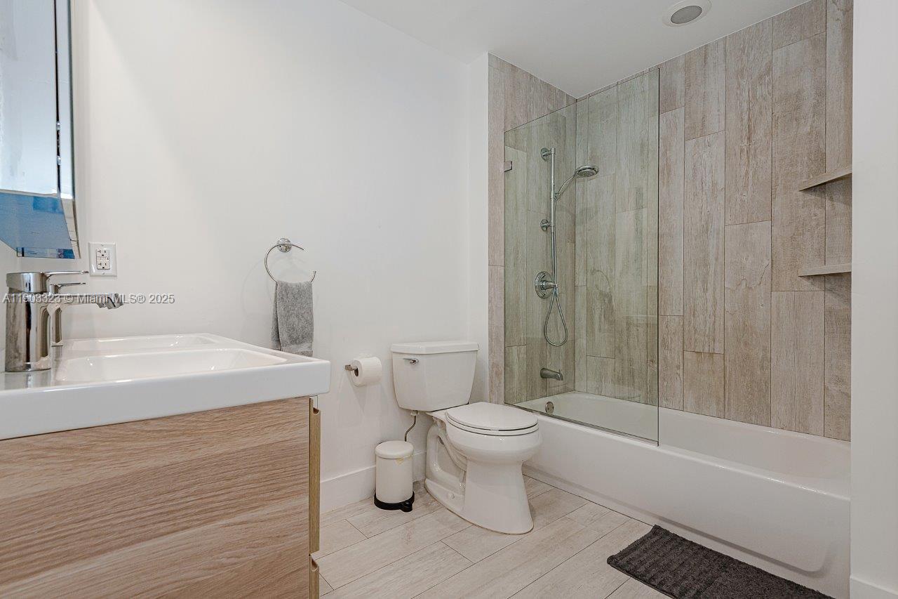 2301 Collins Ave Ph21 Property Photo 14