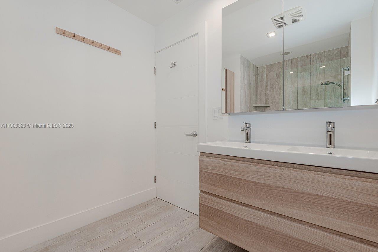 2301 Collins Ave Ph21 Property Photo 15