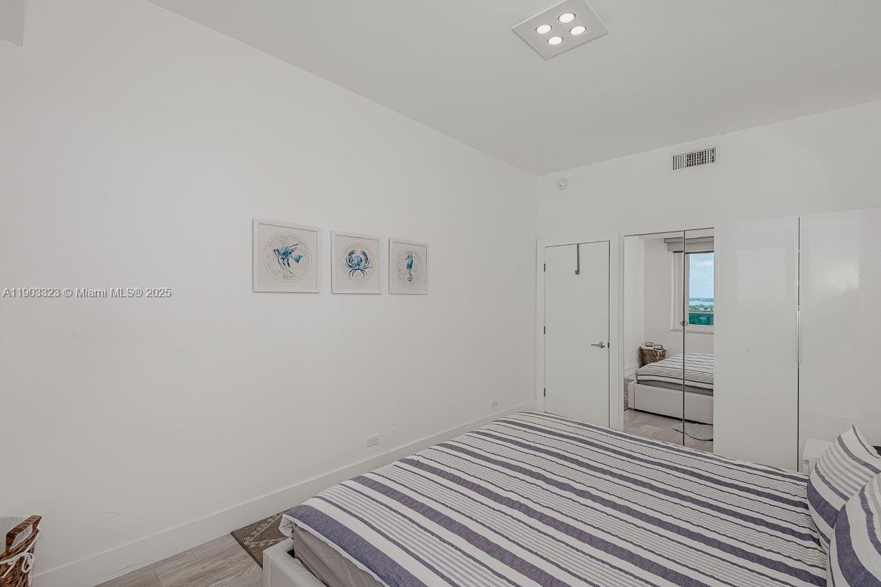 2301 Collins Ave Ph21 Property Photo 21