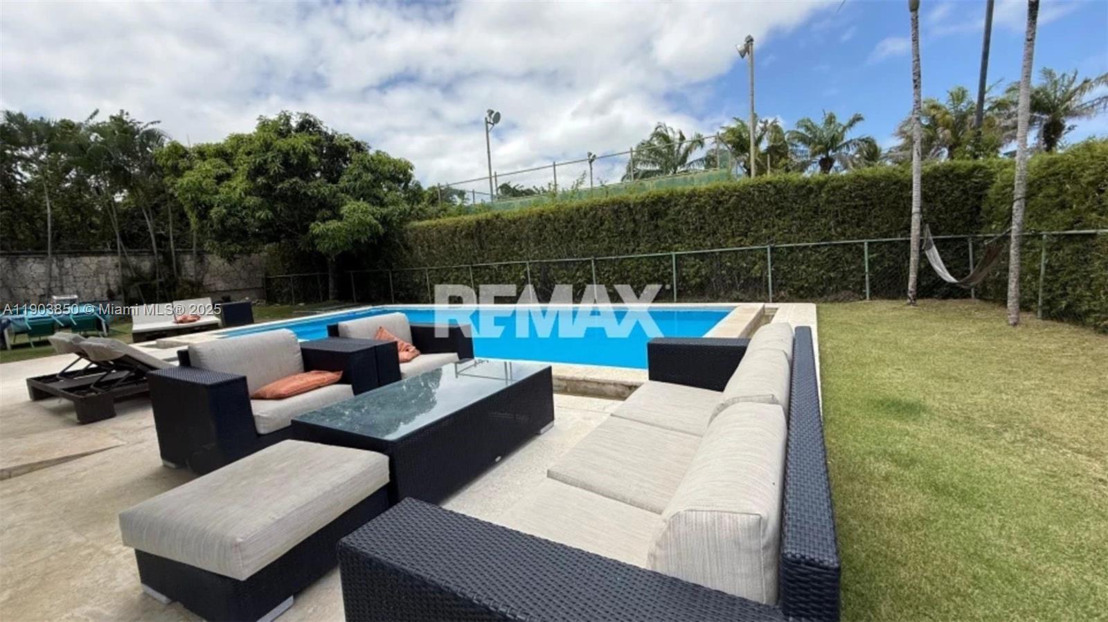 A11903850 Property Photo 3