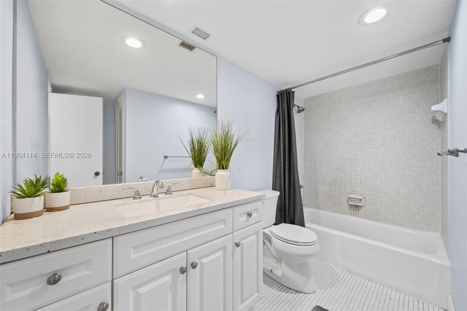 19390 Collins Ave 209 Property Photo 14