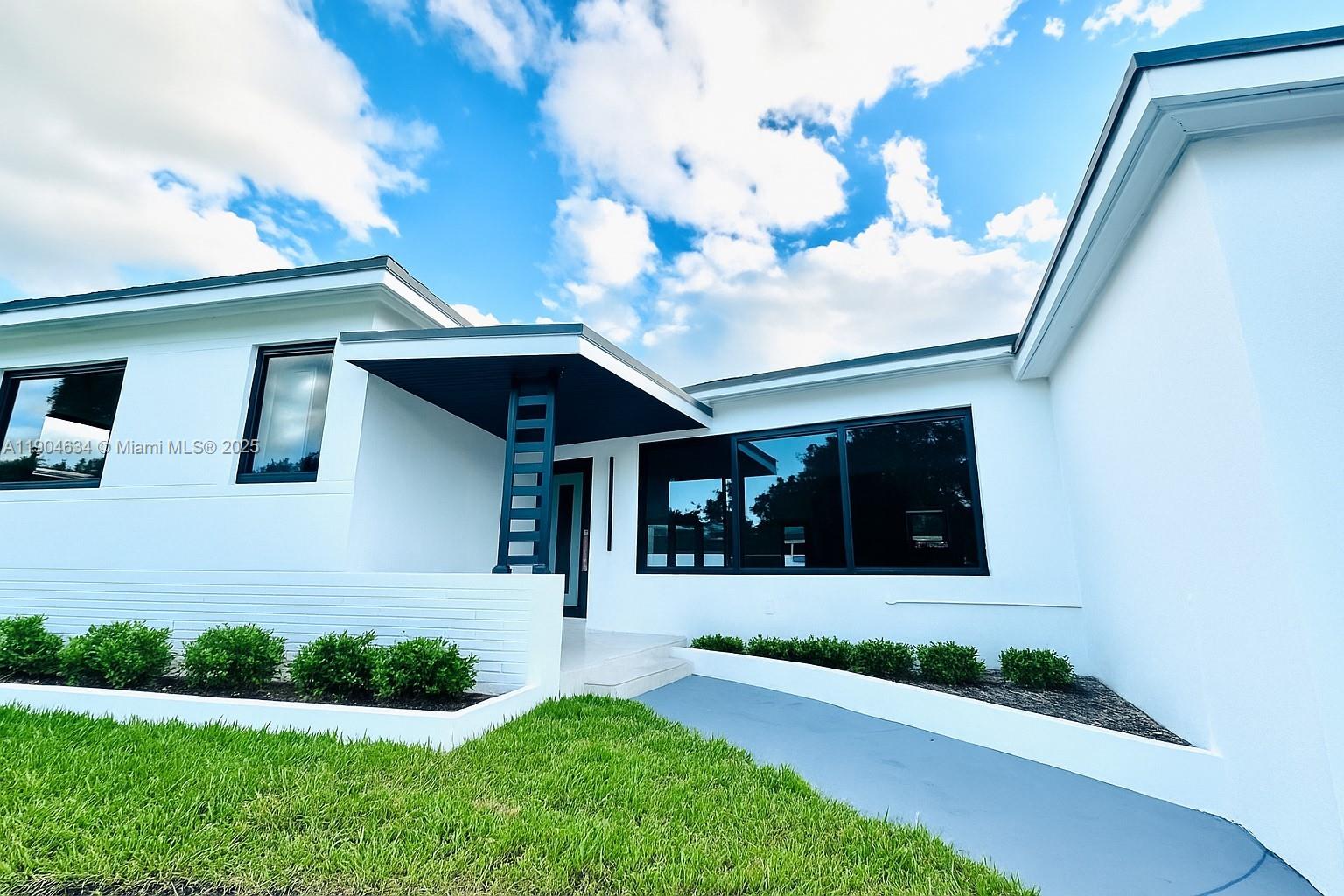 20 Ne 135th St Property Photo 1