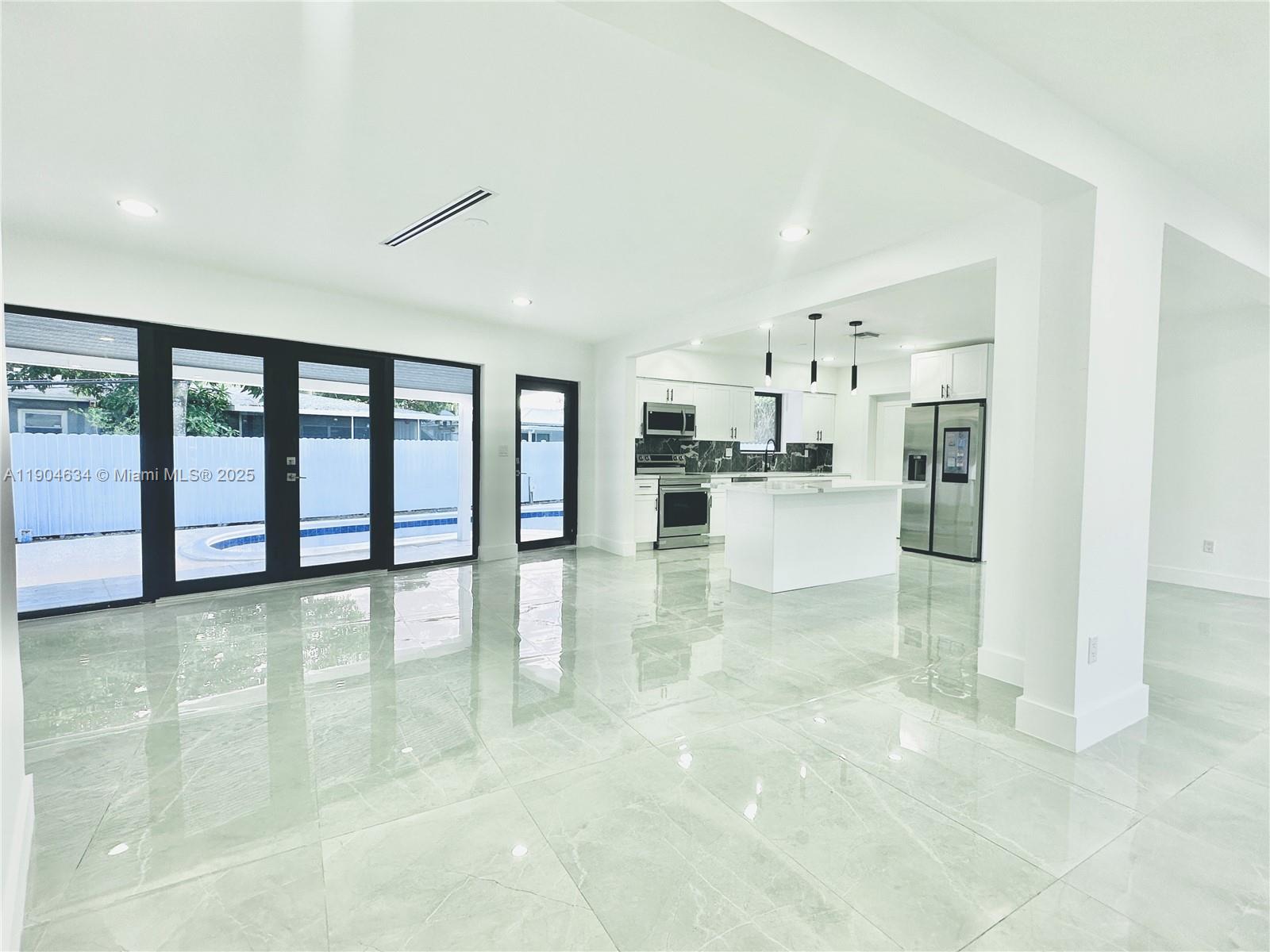 20 Ne 135th St Property Photo 3