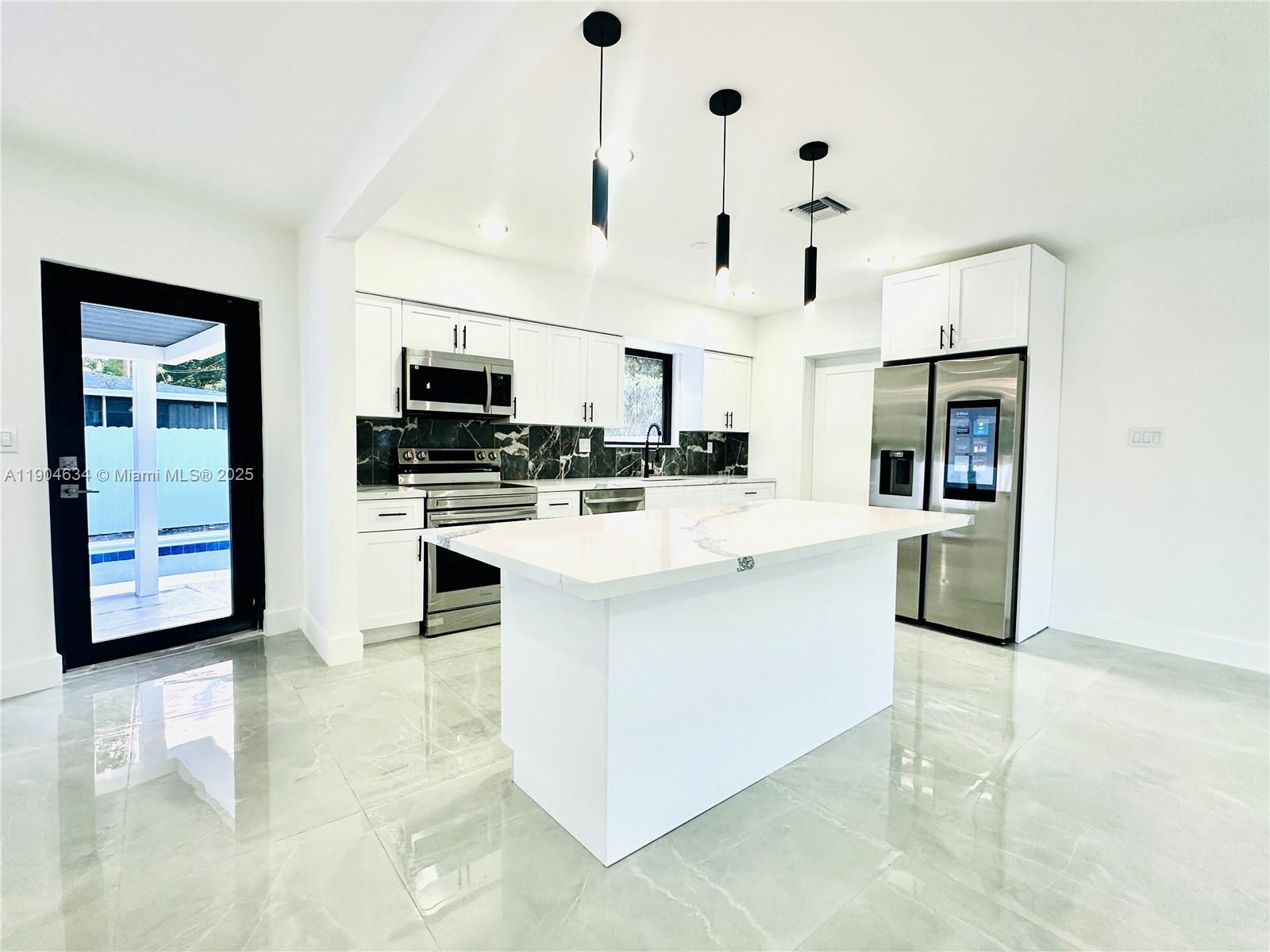 20 Ne 135th St Property Photo 4