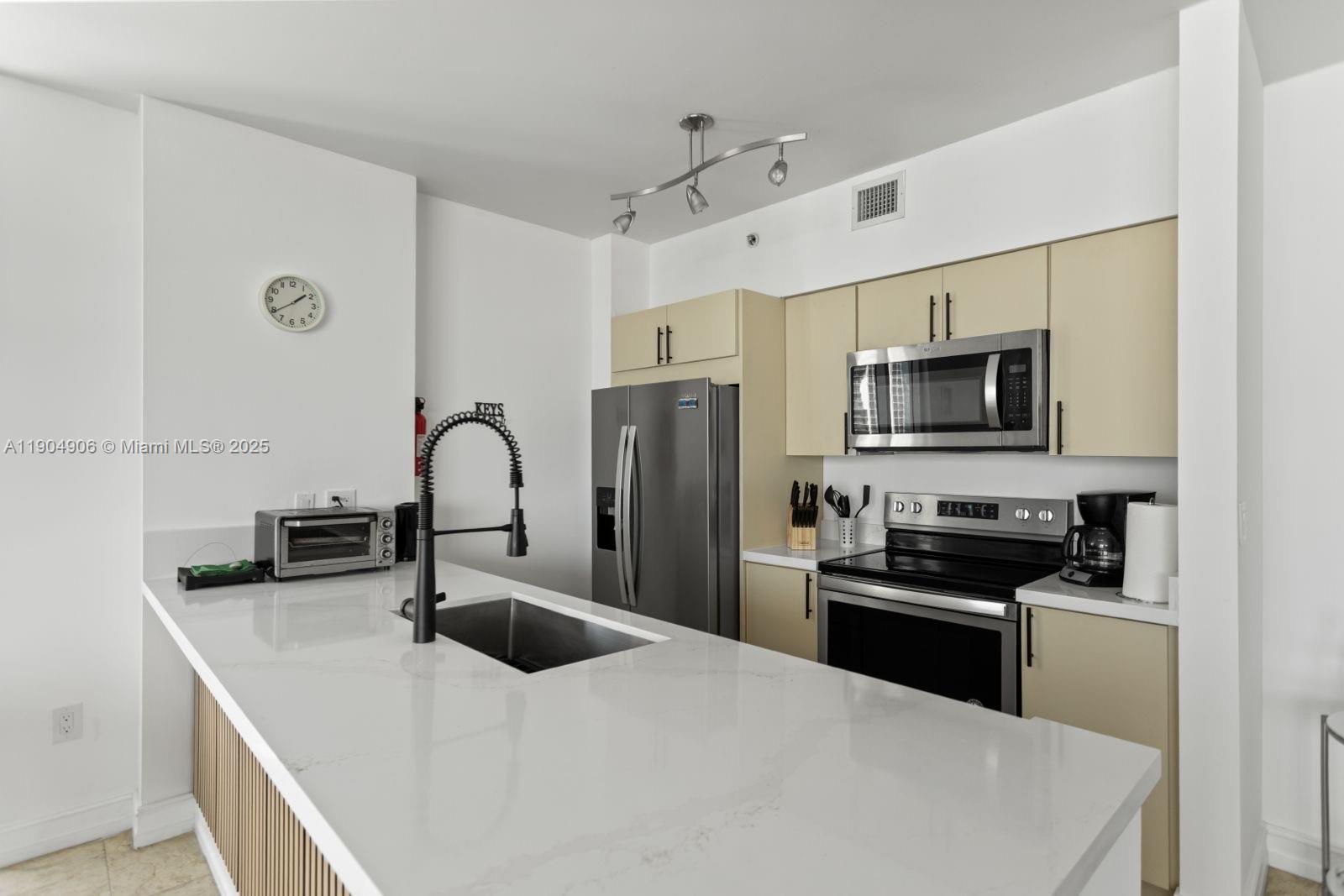 17555 Atlantic Blvd Ph7 Property Photo 2