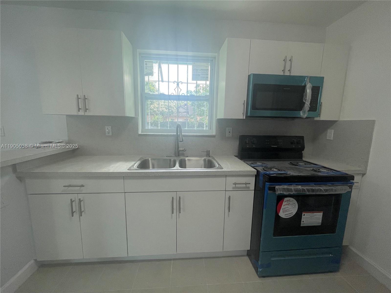 2260 Nw 61st St Property Photo 3