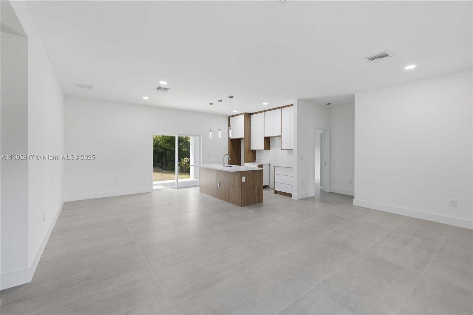 407 Harbor Blvd Property Photo 6