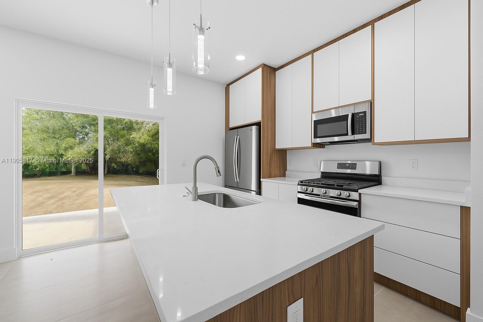 407 Harbor Blvd Property Photo 10