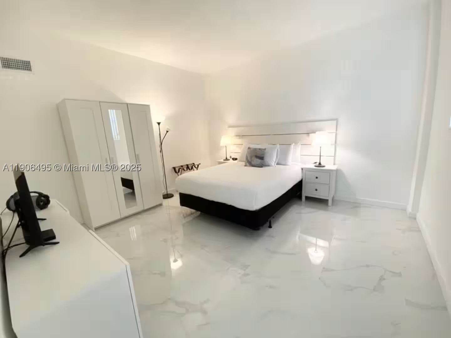 19370 Collins Ave Ph-10 Property Photo 11