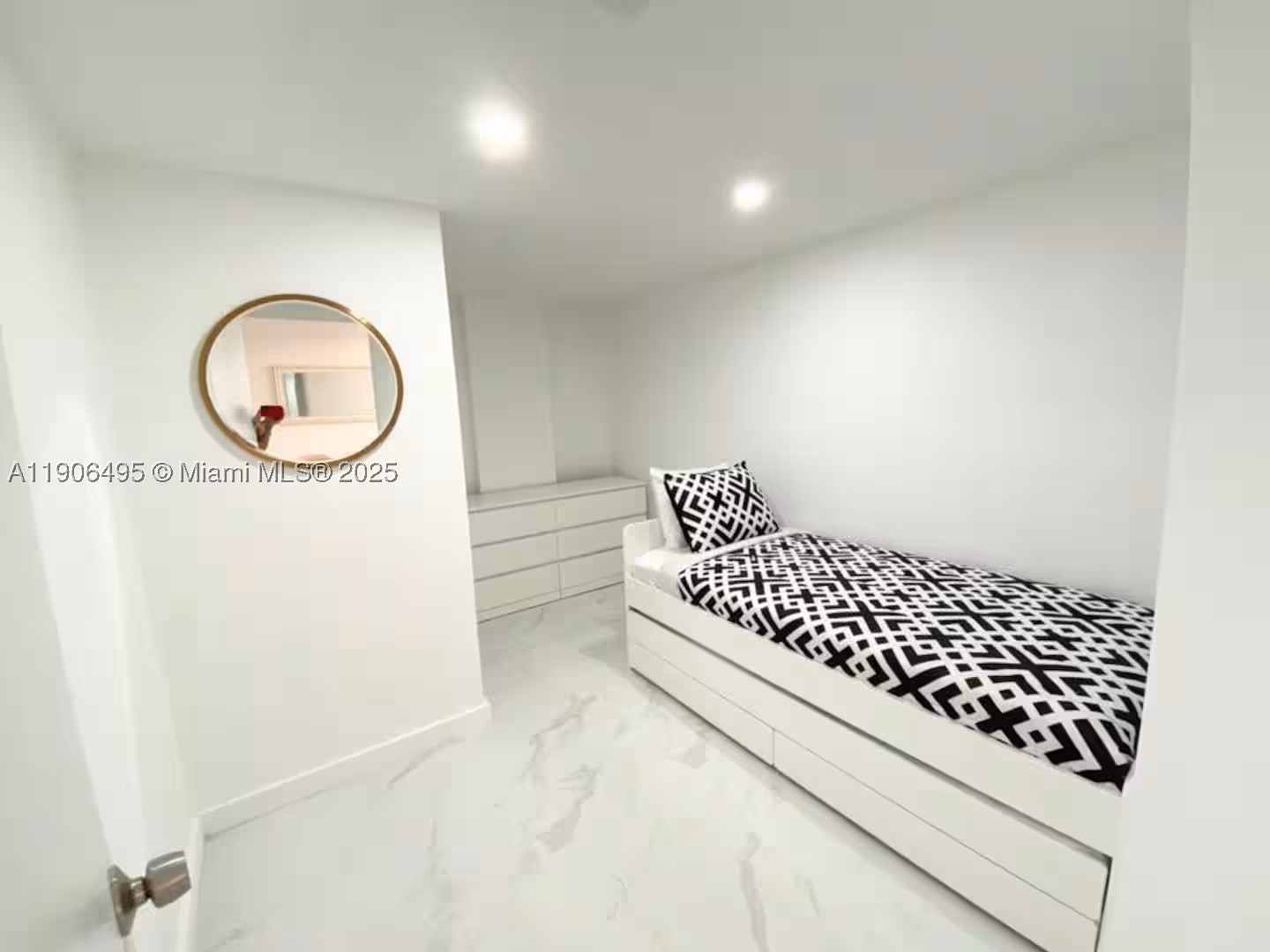19370 Collins Ave Ph-10 Property Photo 13