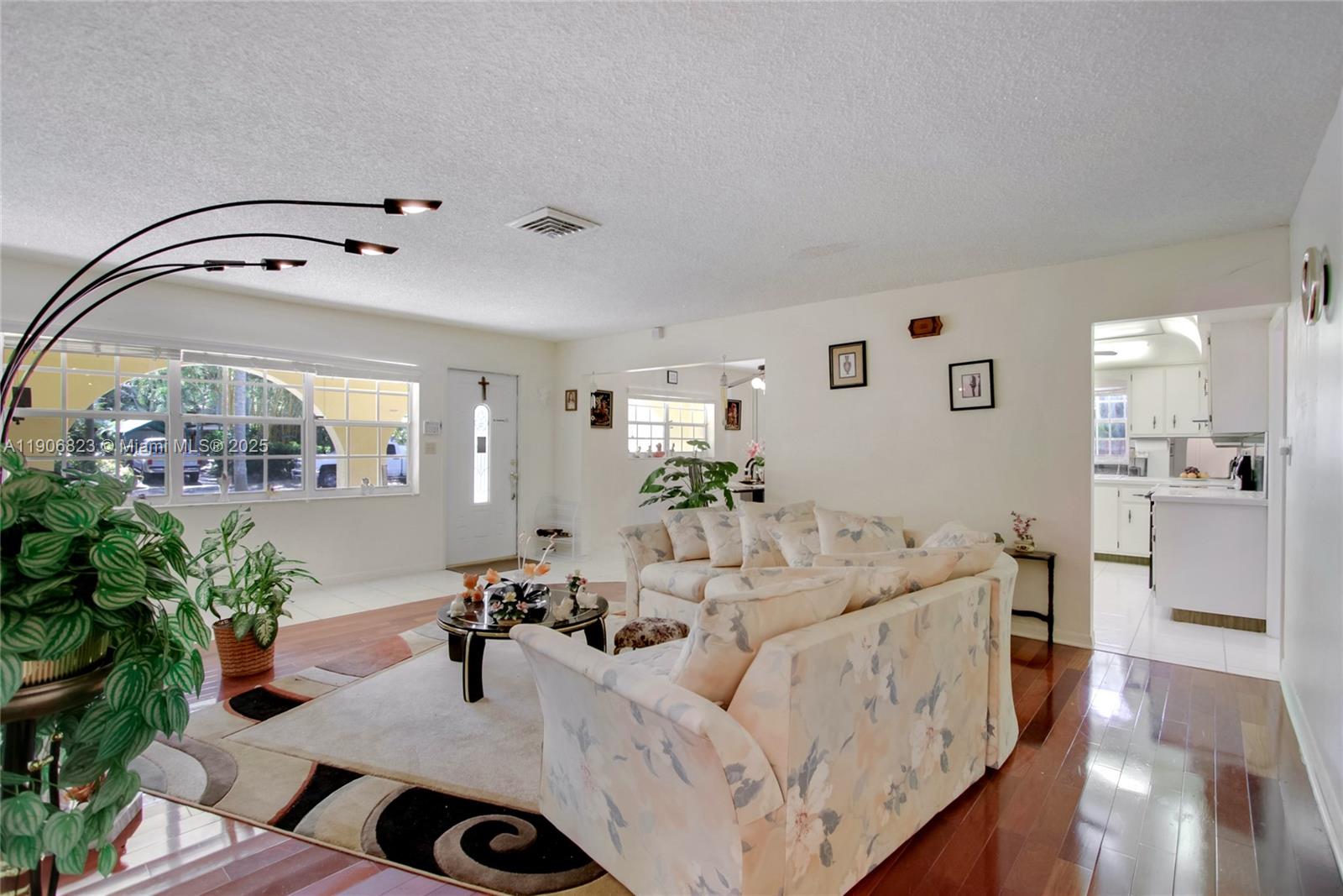 6013 Rose Ter Property Photo 3