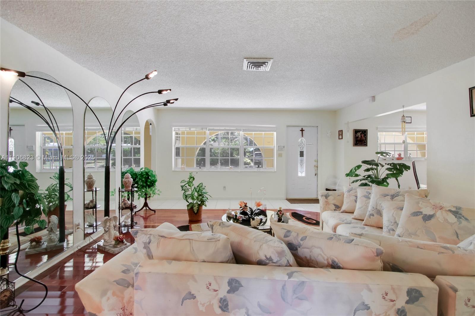 6013 Rose Ter Property Photo 6