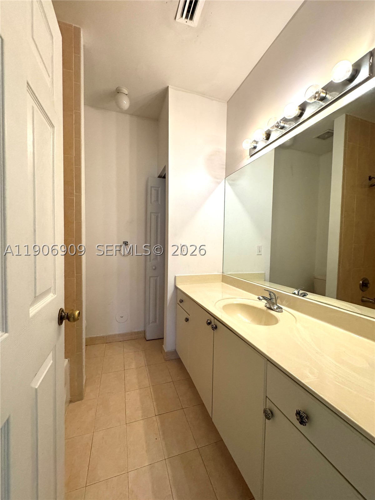 2590 Ne 3rd Dr 203 Property Photo 17