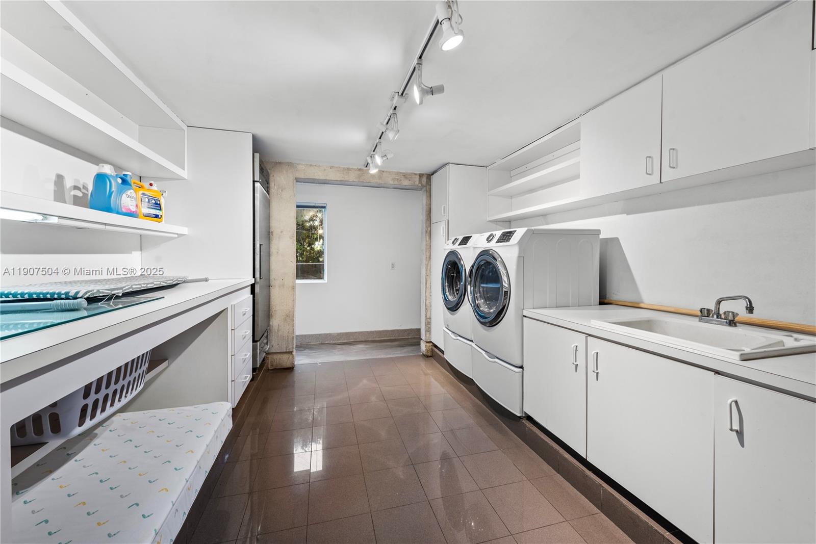 1606 S Bayshore Dr - Property Photo 16