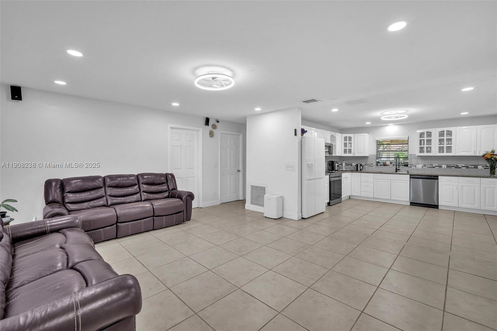 1821 Sw 98th Ter Property Photo 2