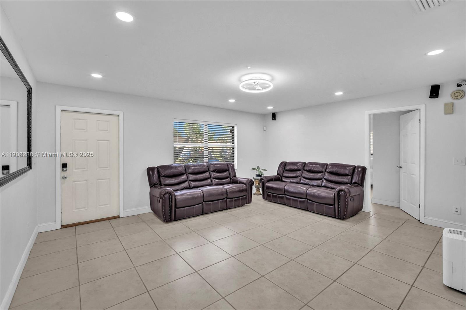1821 Sw 98th Ter Property Photo 3