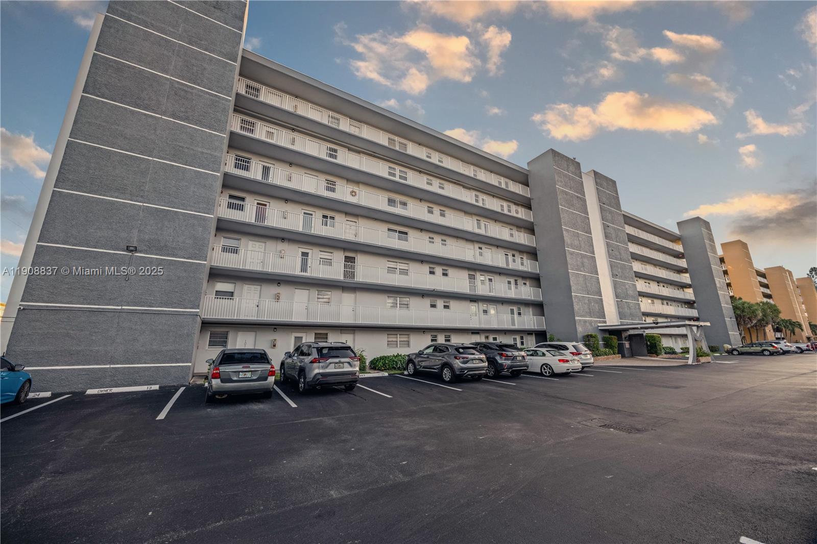 619 NE 14th Ave 304 Property Photo 1