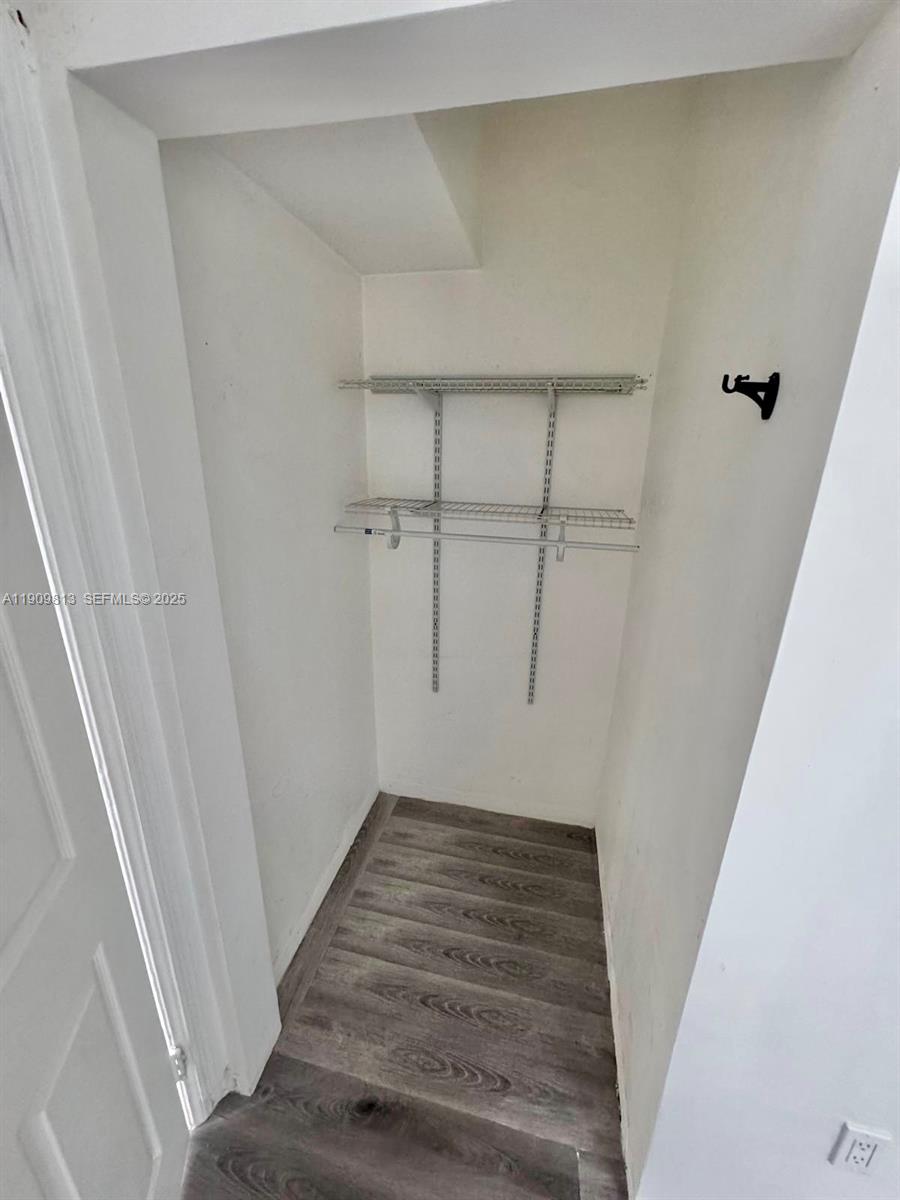 555 Ne 70th St Property Photo 10