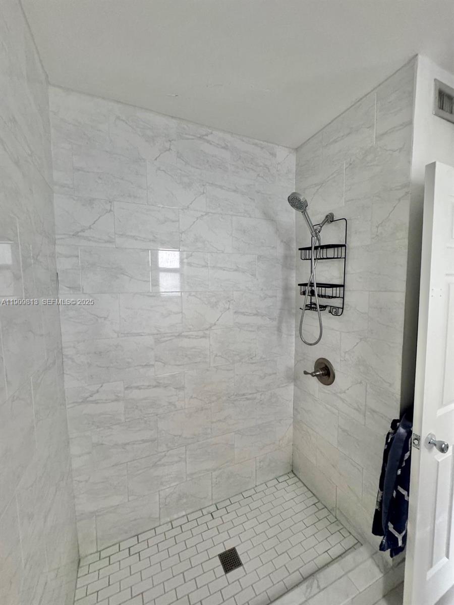 555 Ne 70th St Property Photo 17