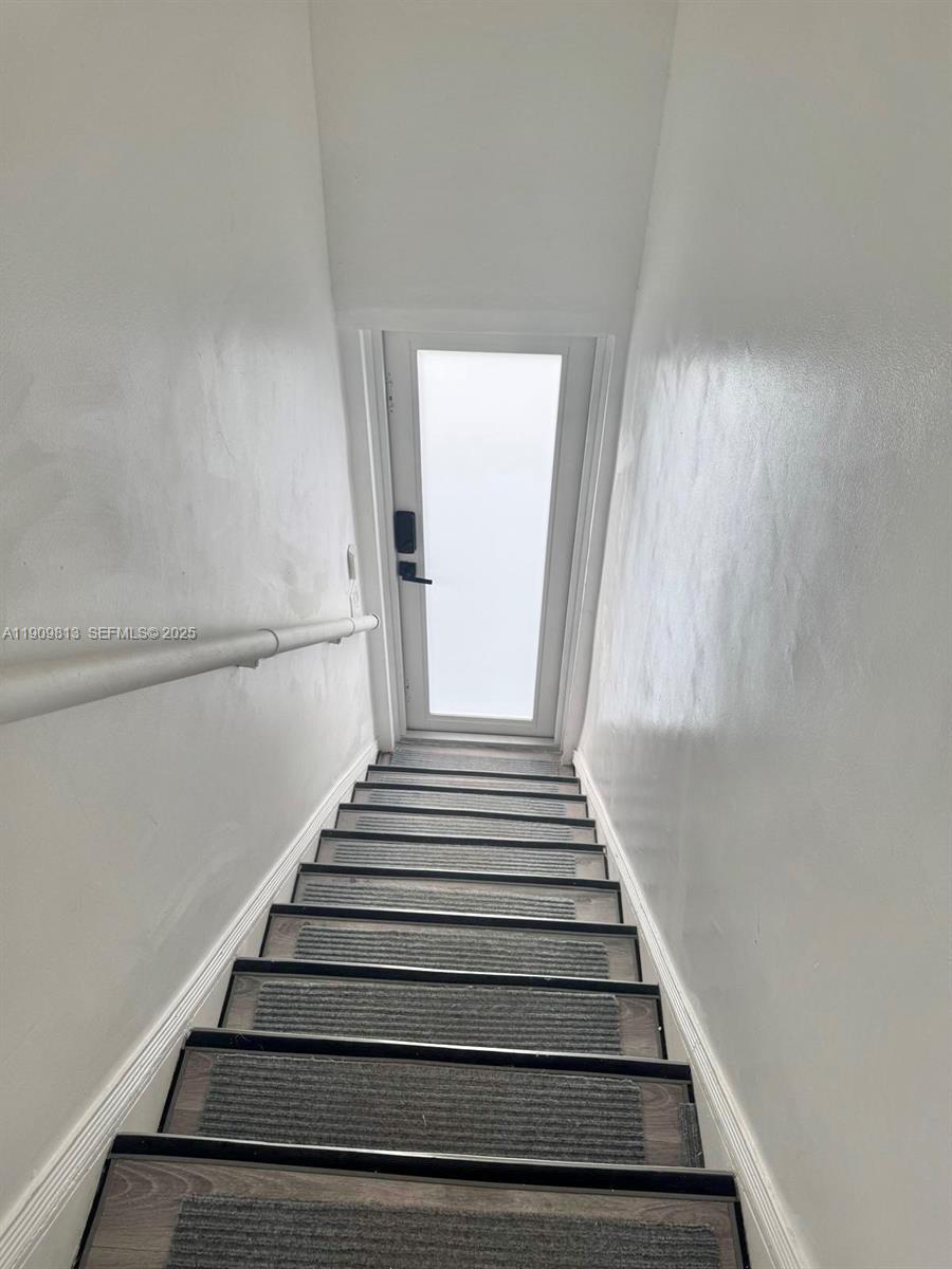 555 Ne 70th St Property Photo 19