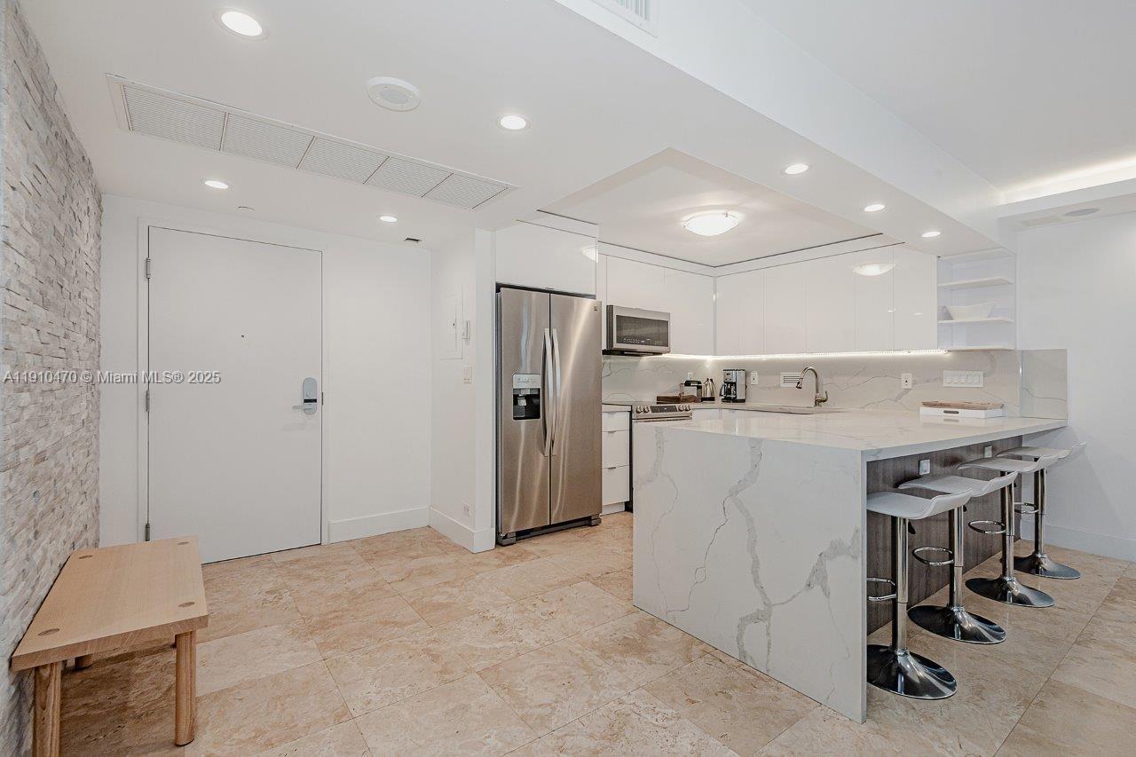 2301 Collins Ave 310 Property Photo 12