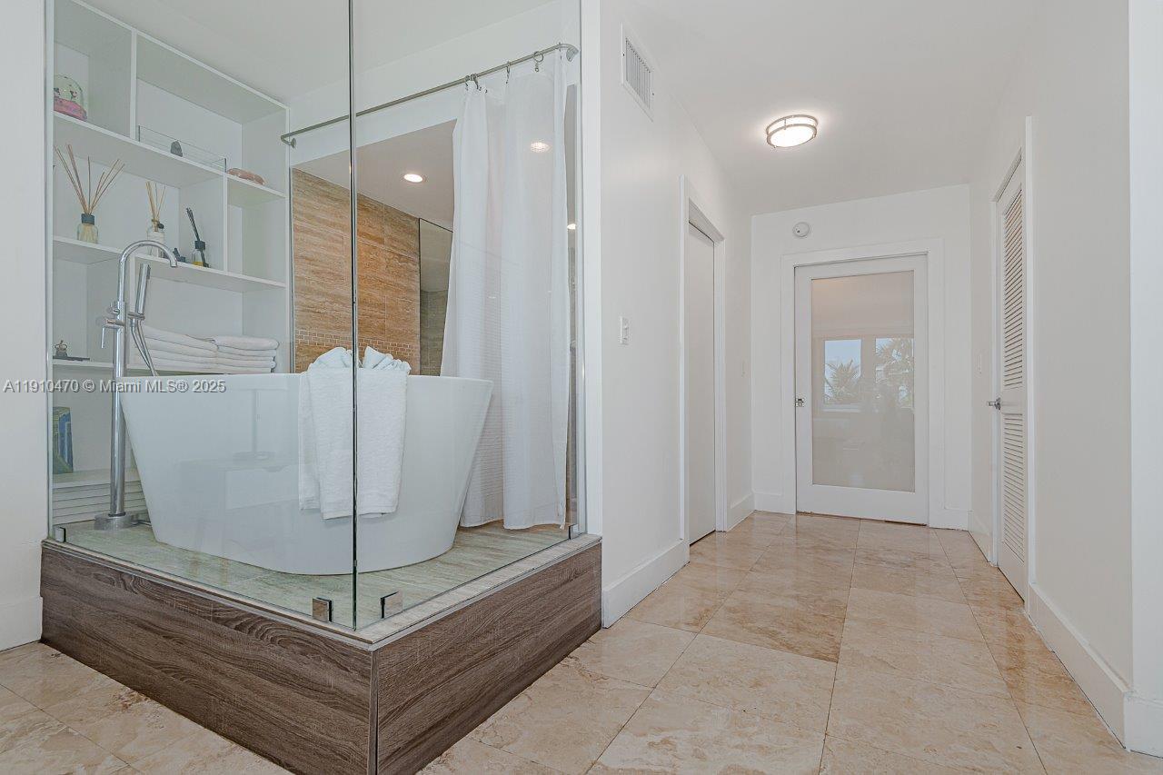 2301 Collins Ave 310 Property Photo 19