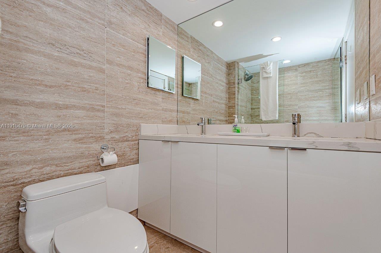 2301 Collins Ave 310 Property Photo 25