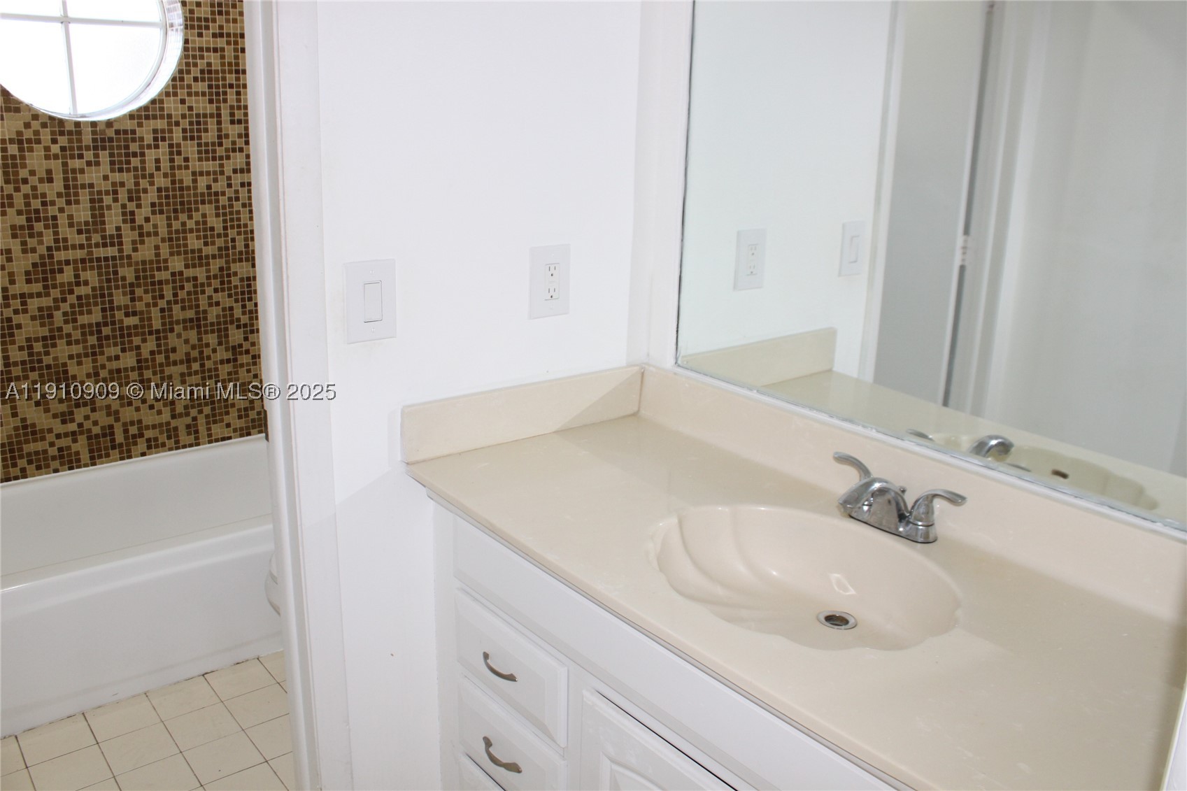 180 Riviera Cir 30-5 Property Photo 7