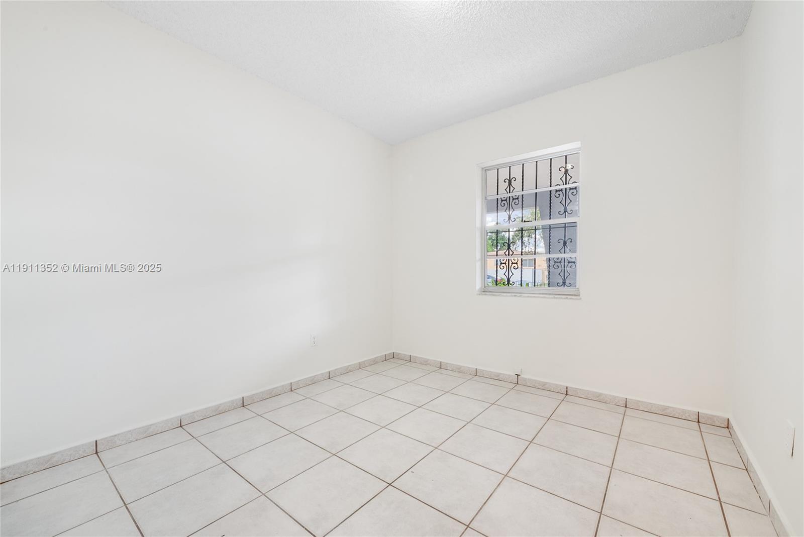 682 W 37th St Property Photo 10