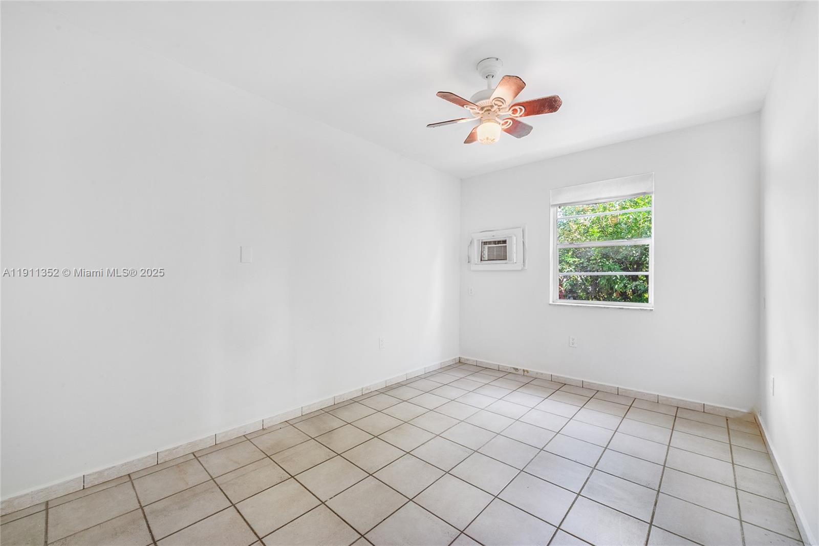 682 W 37th St Property Photo 18