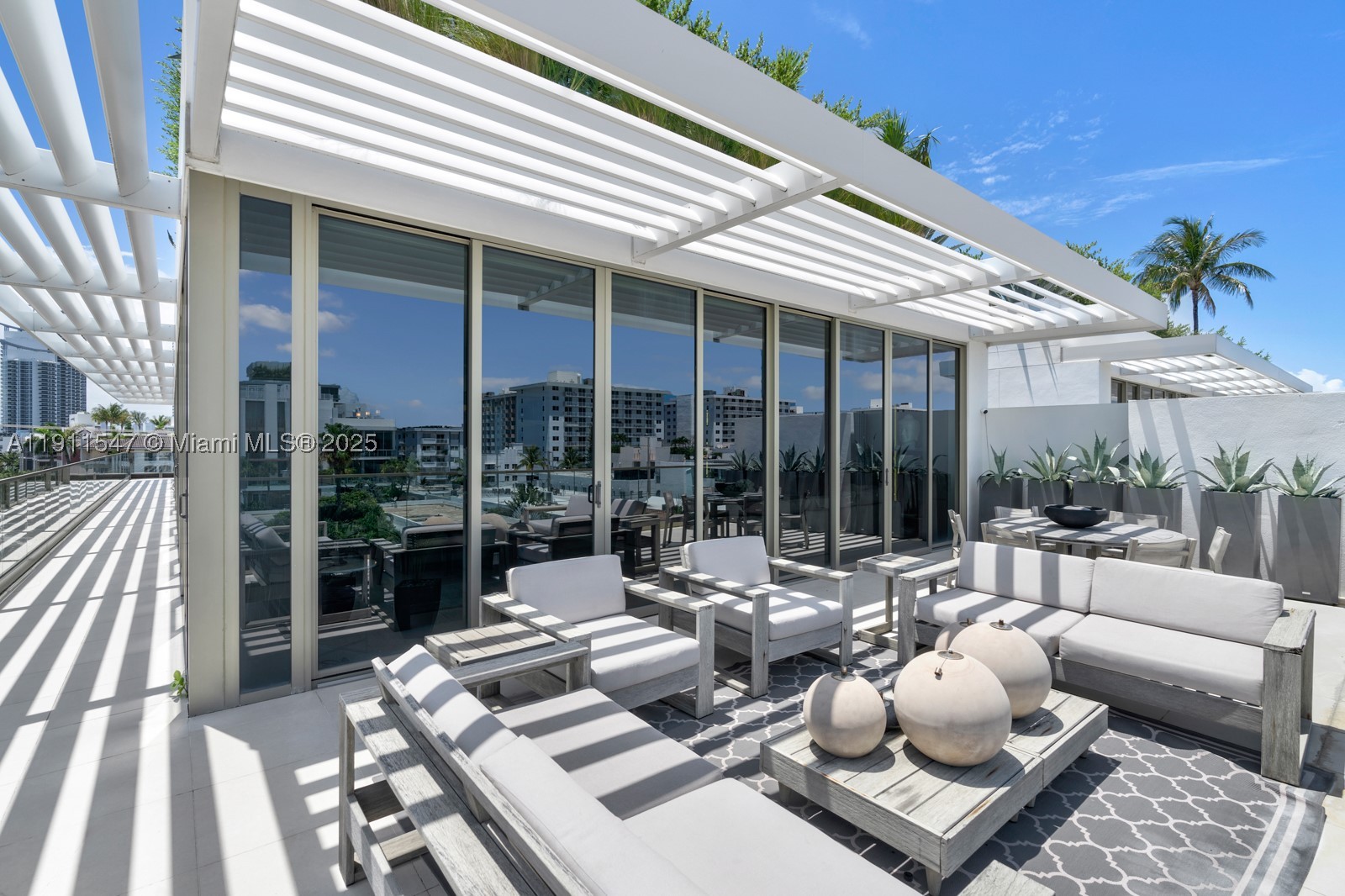 300 Collins Ave Ph3 Property Photo 3