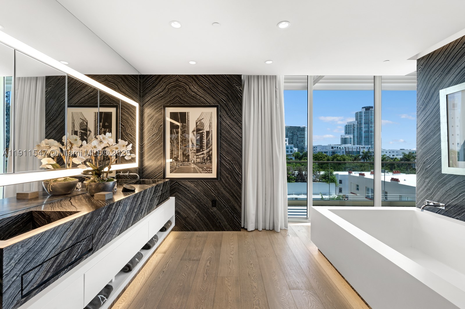 300 Collins Ave Ph3 Property Photo 24